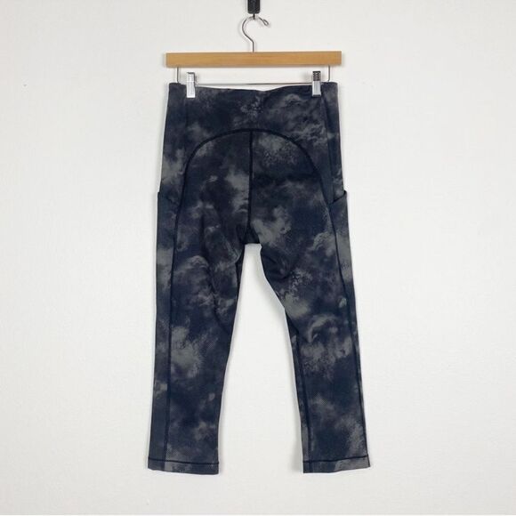 Athleta Ultimate Stash Pocket Printed Capri M - Picture 9 of 10